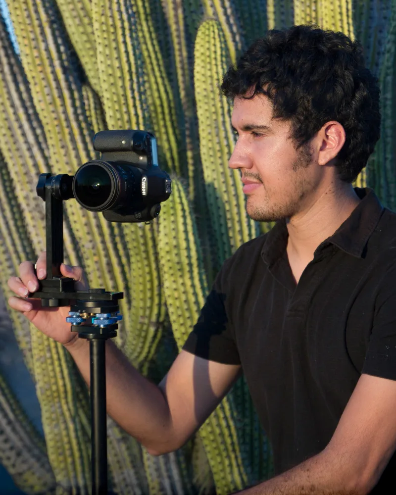 Luis Erantzcani trabajando con una cámara panorámica en 2010